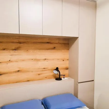 2v1 - Center 1 Apartment *